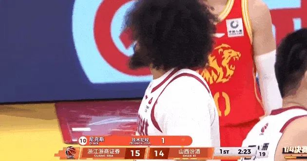 登录入口-尼克斯不停抱怨裁判被吹技犯，随后闫军耐心和其解释吹罚